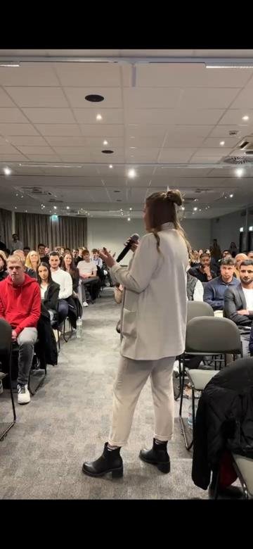 Lena spricht vor Publikum in einem Saal